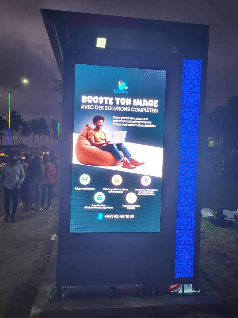 Libreville s’équipe de nouveaux abris-bus modernes