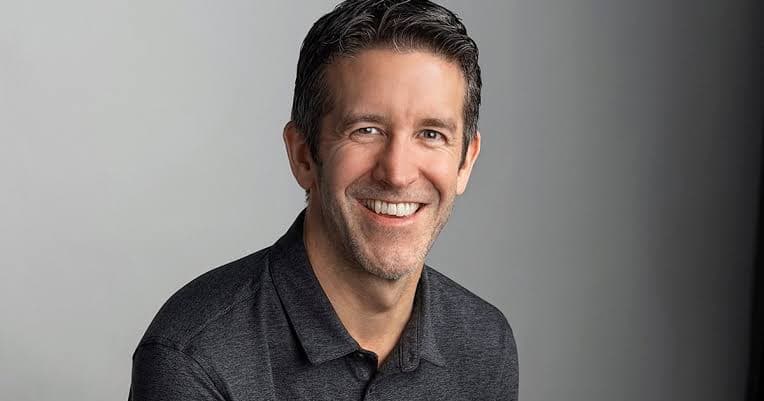 John Ternus : l'ingénieur qui prend les commandes d'Apple